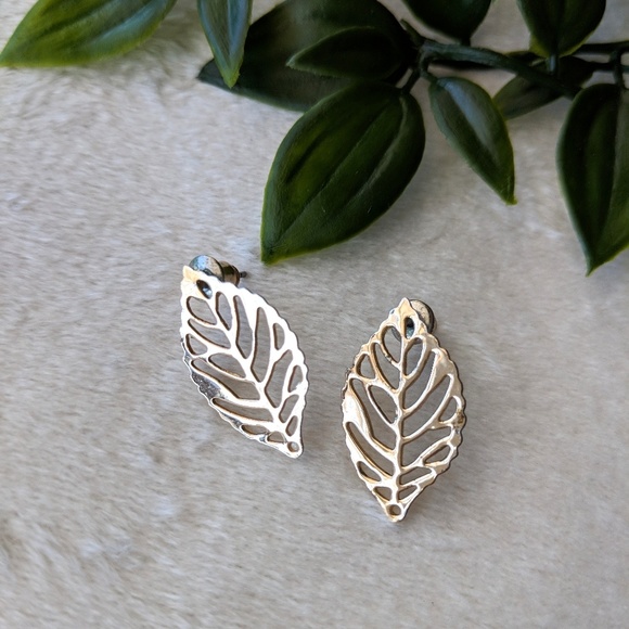 Dainty Gold Leaf Earrings - Picture 4 of 6